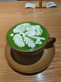 抹茶表面拉花精緻，抹茶味濃，飲到抹茶的鮮味，配合牛奶令整體口感飽和
 #抹茶控 #抹茶 #matchalatte #Matcha #cafe #coffeeshop 