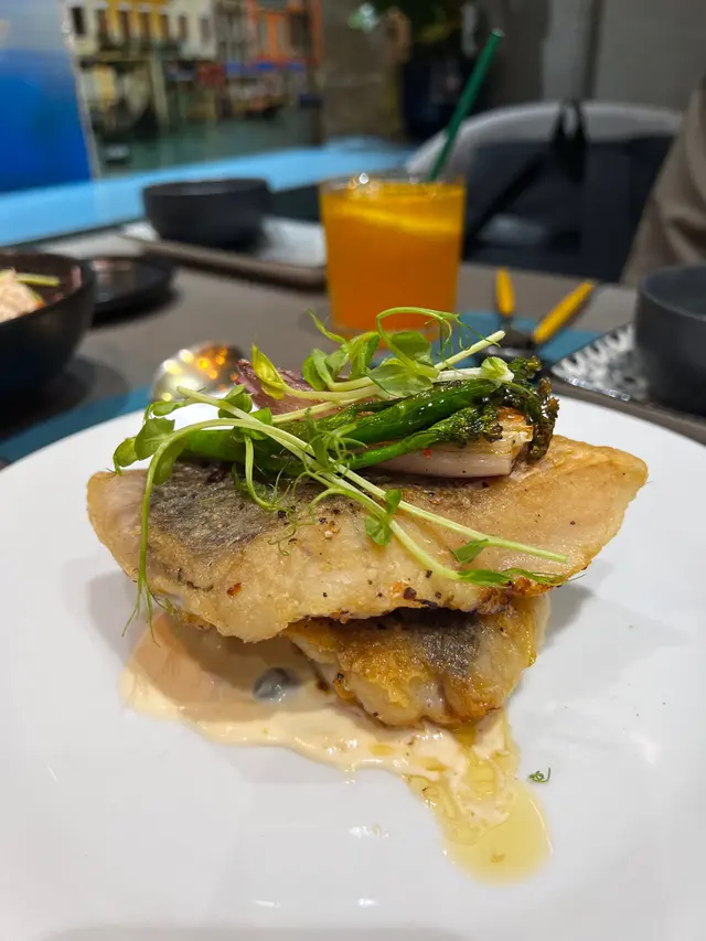 煎盲鰽魚柳伴白酒牛油檸檬汁