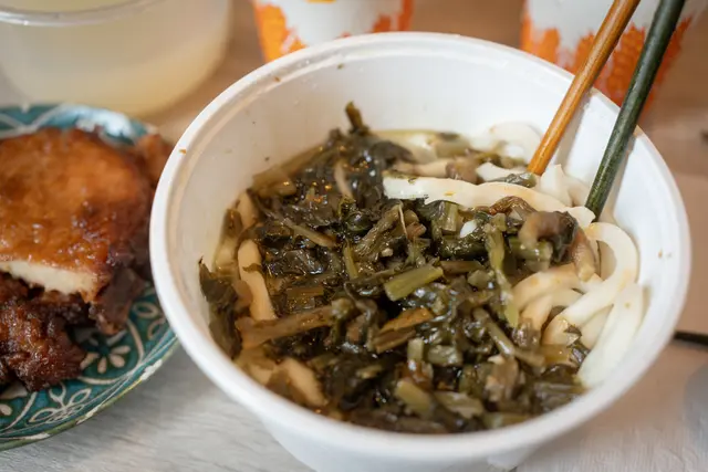 豬扒上海麵配雪菜肉絲