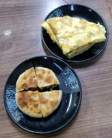 北京馅饼($18)+葱油饼加蛋($22)