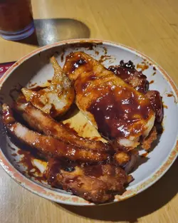 平时行过见到呢间舖头都冇咩位,所以都冇入去试过,今次行街又经过见到有位就即刻入去试吓啦!😋我叫咗排骨年糕、小笼包、豆浆,呢度排骨年糕呢啲汁好浓好好味,排骨炸到外脆内软同埋肉质有Juicy,年糕又软腍腍好好食。豆浆有好浓郁嘅豆味好饮,同埋饮落去好滑,楼面姐姐讲豆浆系佢哋每日新鲜制造嘅!真系好饮!他们的小笼包皮薄不粘牙,馅有好多个汤好鲜甜,下次会带埋妈咪过嚟试其它嘢👍👍👍