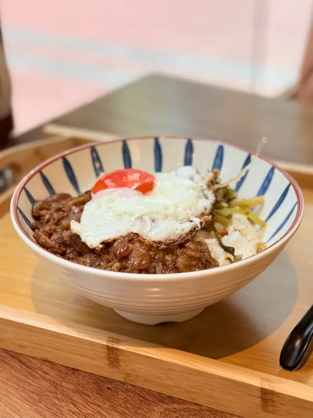 個蘭王蛋真係幾出色！煎得邊位微焦，蛋黃嫩滑，蛋香好濃～反而個「黑金」滷肉就無太突出嘅特色，鹹香算夠，但未到驚喜程度，拌飯食算飽肚，適合簡單lunch。