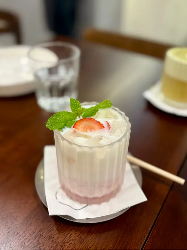農場草莓乳酪明治牛奶