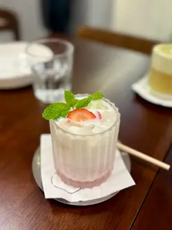 農場草莓乳酪明治牛奶