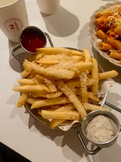 芝士薯条配黑松露酱