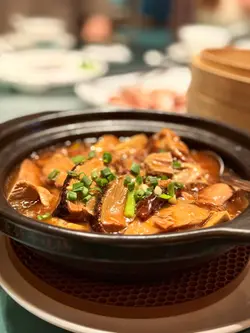 鸭肉炆到一夹就散，梅子嘅酸甜、荔芋嘅绵密全部融喺浓稠酱汁入面，每一啖肉都挂住酱，捞饭简直绝配，默默食多半碗饭～