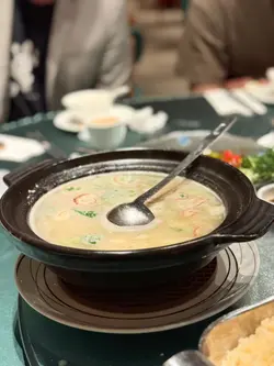汤头奶白浓郁，鸭香同海鲜鲜味夹埋一齐，泡饭食暖笠笠，好够饱足感～