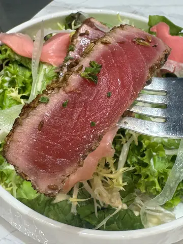 煎赤身吞拿鱼配牛油果沙律