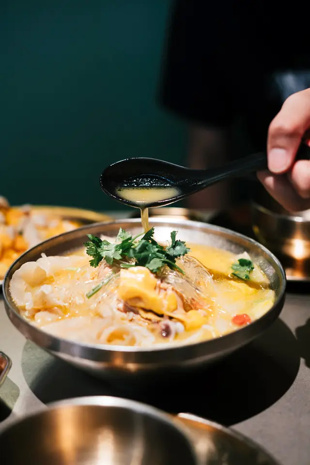 花膠雞阿媽足料雞湯米線