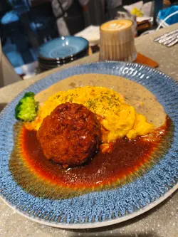 特濃蘑菇汁配手打和牛漢堡扒蛋包飯