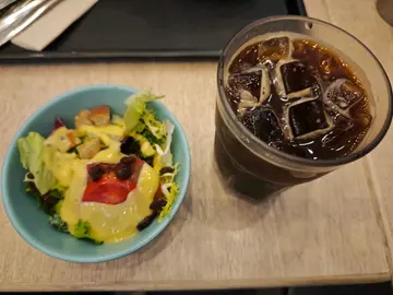 二人餐：沙律 / 冻斋啡