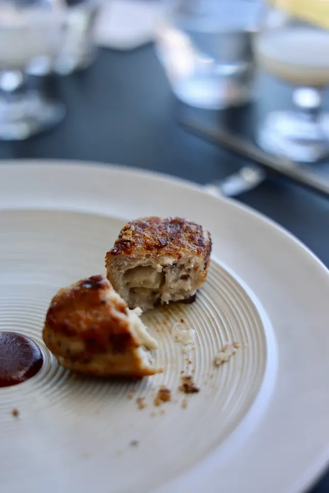 蔘雞手打免治肉漢堡卷