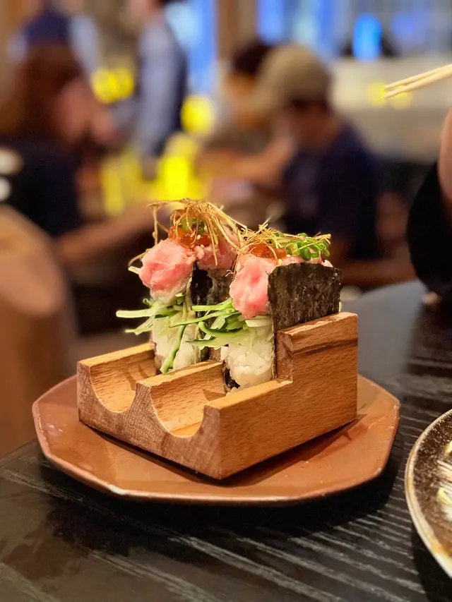 兩隻手卷放木架裡,鋪粉嫩吞拿魚蓉、魚籽,夾青瓜絲~米飯彈牙,吞拿魚鮮滑,魚籽爆珠、青瓜爽脆,海味好清新。