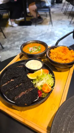 招牌炸黑炭猪扒印度香饭配黑芝麻玛撒拉