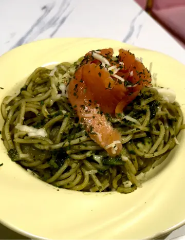 蘇格蘭煙三文魚配蒜香青醬炒意粉