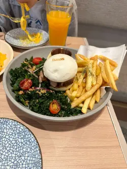 京式烤鸭馒头汉堡.沙律.薯条