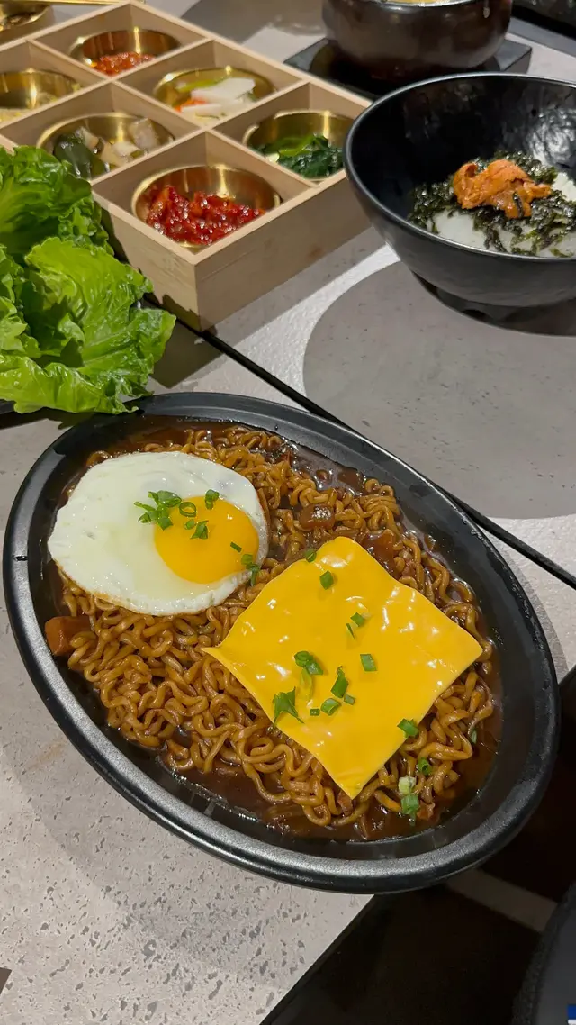 石板炸醬拉麵