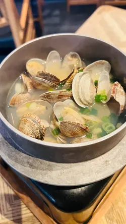 跟小火爐一齊上枱，滿滿嘅蜆肉，襯托住清酒湯，份外鮮味