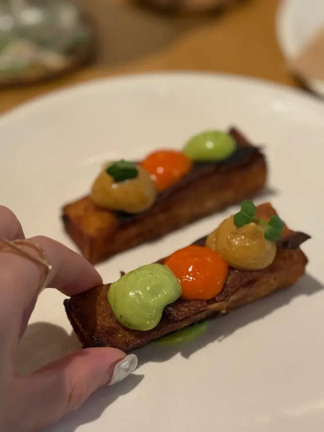 創意滿分！將東北地三鮮（茄子、青椒、土豆）打成綿密醬汁，帶點甜椒清香和蒜香～淋在層層酥脆的薯片上，咔嚓咔嚓停不下來！中西融合得毫無違和感👏