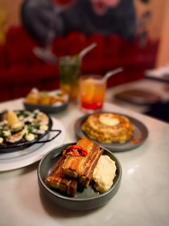 脆皮豬腩肉配蒜蓉蛋黃醬