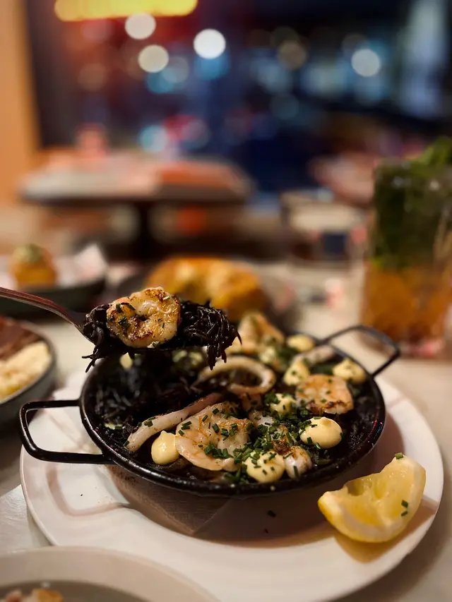 墨魚汁大蝦短意粉