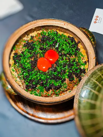 乾巴菌牛肉窩蛋煲仔飯