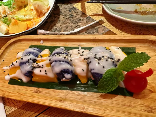 加$18轉芒果紫糯米，呢個絕對加得過！除咗擺盤靚，佢個紫糯米下面勁有心思，每件下面有芋泥，超有誠意！💖

唔加錢的話有椰汁糕或千層糕選擇. 