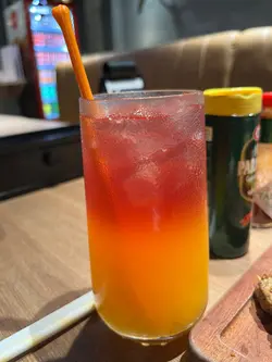佢跟set杯野飲黎既無記錯好似係橙and紅莓汁個色用心做既其次係個底有dd果肉(印象中)杯野又唔會太甜又唔會太酸真係啱啱好👍🏻  