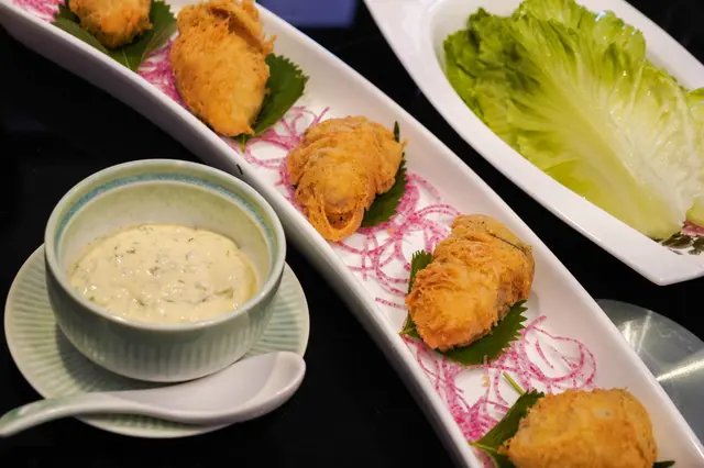  酥炸桶蠔生菜盞