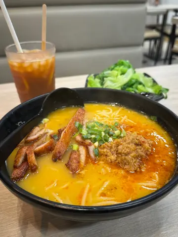 金汤酸辣猪颈肉米线