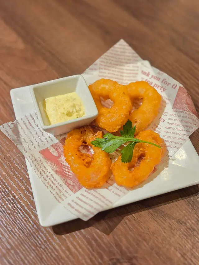 意式炸魷魚圈配他他汁