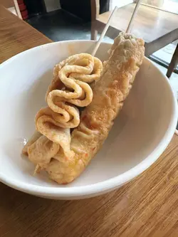 呢个鱼糕汤入面除咗有好味嘅鱼糕串，仲有大粒又肥美嘅青口、QQ 嘅八爪鱼、翠玉瓜、金菇、韭菜等等 🍲🔥