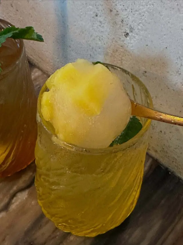 鮮菠蘿整成果蓉,再整成冰球放入杯。飲落有果香,冰涼又解膩!