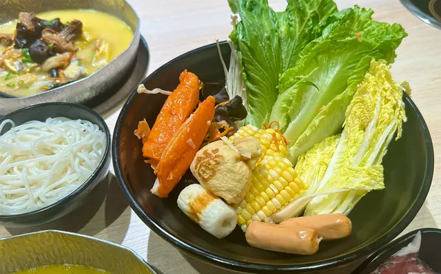 每鍋都有固定配料:長腳蟹棒x2、芝士竹輪x1、芝士腸x2、福袋x1、時菜、粟米、雲耳、金菇、蟲草花