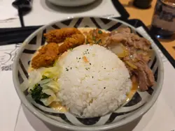 炸雞慢煮牛白咖哩飯