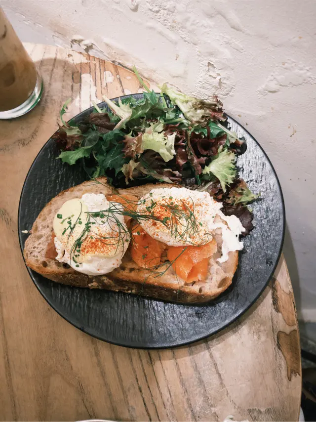 班尼迪蛋煙三文魚酸種包 配沙律菜
