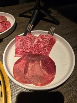 味蕾的超值飨宴
 
琳瑯满目的菜单就让人兴奋。 先冲海鲜明档，Lv4套餐海鲜种类丰富，包含牛油带子、广岛蚝、虎虾、扇贝等，还推荐烧菠萝，称其香甜可口，同时点扇贝搭配芝士一起烤会很香。

烧肉品质同样在线，牛舌薄厚恰到好处，在烤盘上迅速蜷缩变色，蘸点盐，脆嫩口感直击灵魂；牛板腱肉质细嫩，肉香浓郁，咀嚼时汁水四溢。 自助区的水果新鲜清甜，饮品也多样，能很好解腻。
 
虽说用餐限时100分钟，但服务生添水上菜很及时，也会贴心提醒下单时间。 整体来讲，食材新鲜、种类丰富，性价比高，绝对值得N刷！


