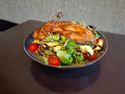 牛油果香煎雞扒沙律   