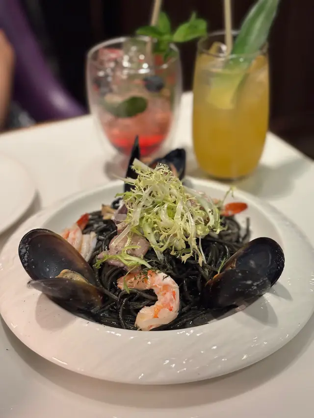 墨魚汁海鮮意粉