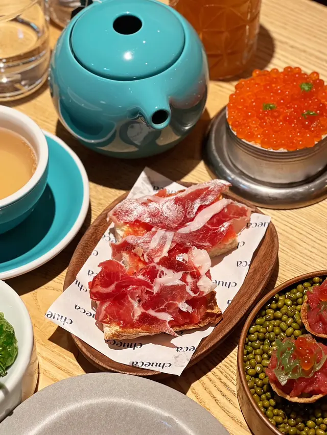 橡果黑毛豬火腿配蕃茄脆包