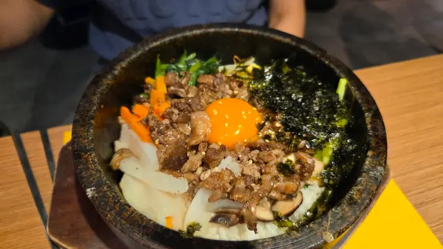 鰻魚蛋包飯及石頭牛肉飯