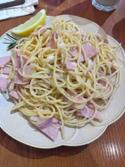 小弟都算食過冇數嘅卡邦尼意粉，但呢間嘅卡邦尼意粉真係唔識點形容佢好，只能說我自己煮都好食過佢，如果佢個名係叫蒜香炒意粉可能我都冇咁嬲囉！

啲煙肉煎都冇煎過，唔講我以為係火腿黎
意粉又唔掛汁，完全冇乳化嘅動作，咁都上到枱
只能說茶記質素但收緊cafe 價錢

仲有佢哋嘅奶昔。。
我飲咗啖 相都廢事影
完全稱唔上叫奶昔，稀到只係普通飲緊奶嘅feel

本身睇open rice都有唔錯評價先黎試吓，點知伏到一個點。。。

咁就浪費了quota,又影響全日心情
完