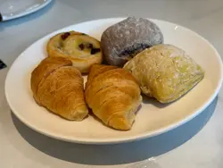 $138港币，有龙虾汤任饮，沙律吧任食，龙虾意大利面，再加大杯的Häagen-Dazs雪糕，咖啡茶都是包在里面，实在是超值，这个价钱是在湾仔区找不到的。