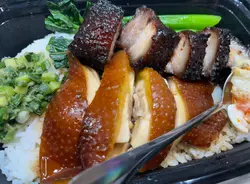 這次點了茅台豉油雞飯，$70，再加雞髀$20，以及太陽蛋$15，合共$105。打開飯盒後，見到加了$20雞髀的部分實際上是翼髀，和心目中的預期有些差距。另外，朋友點的叉燒雞飯($107，$20改脾$5改燒腩)有附送薑蓉，而這份則沒有。
飯粒方面，不是粒粒分明，而是比較黏成一團。綜合價格與組合，整體感覺未算十分理想。
是否覺得值得，就要視乎個人口味和取向了。