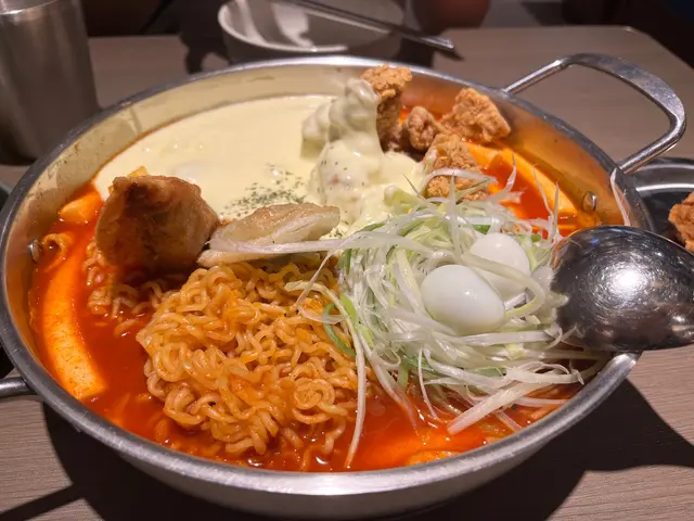 炸雞芝士瀑布年糕鍋