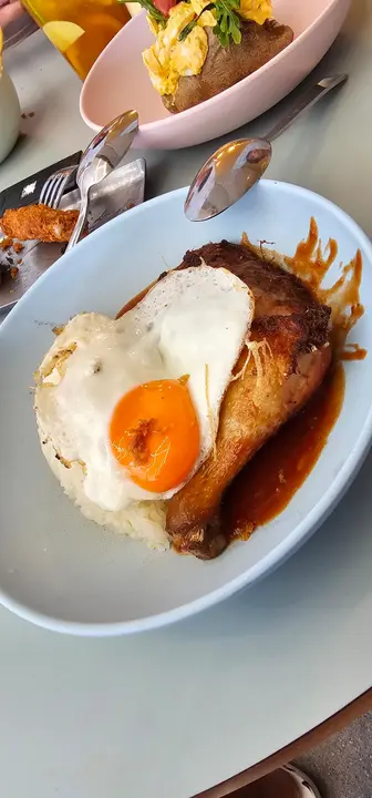 雞髀煎蛋蕃茄燒汁鮮菇飯