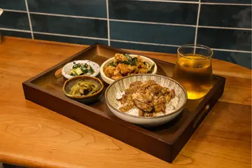 盐酥鸡卤肉饭