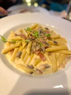 Great fresh semi buffet with main course, comfortable environment, like fine dining! The manager, she was nice!