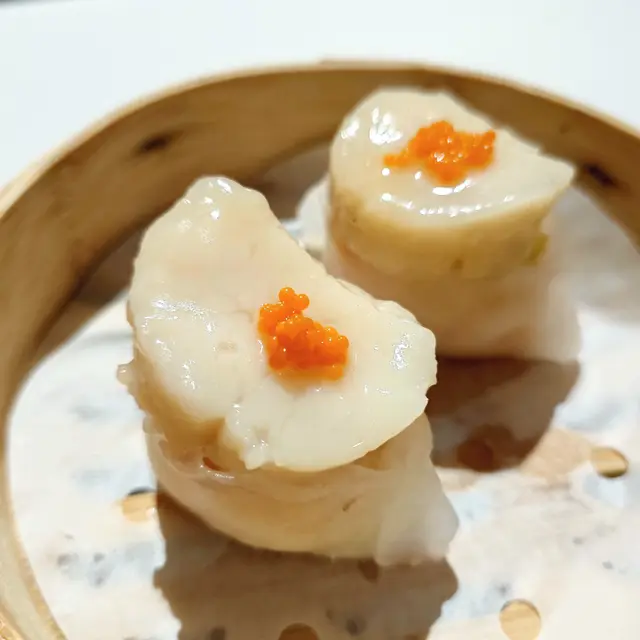 🐑玉蘭帶子蝦餃，全世界嘅蝦餃，再好都唔會有阿一鮑魚6成嘅水準，所以就算喺新同樂飲茶，都一定唔會叫蝦餃。叫帶子蝦餃就唔同喇，厚身北海道帶子打橫開半，放上開口蝦餃上蒸，帶子時間剛好，唔會靱，估計係後蒸嘅，鮮味甚顯著，帶子味甚至已經向下滲咗入下層蝦餃餡中，帶子+鮮蝦混和嘅味道，是但用個腦諗下都想像得到有幾正啦😆