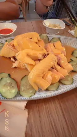 我嗌一只海南鸡仲包埋四碗油饭￼